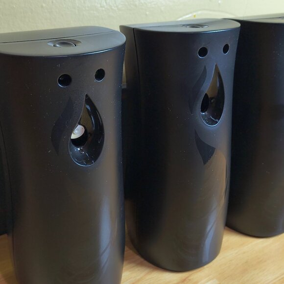 ✨ 4x AIR FRESHENER HANGABLE WALL DISPENSERS with REMOTES✨ - Picture 1 of 4